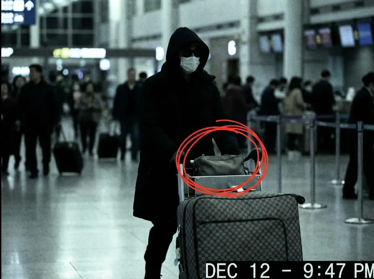 吃瓜大赛 机场偷拍 - 神秘礼物袋引发猜测